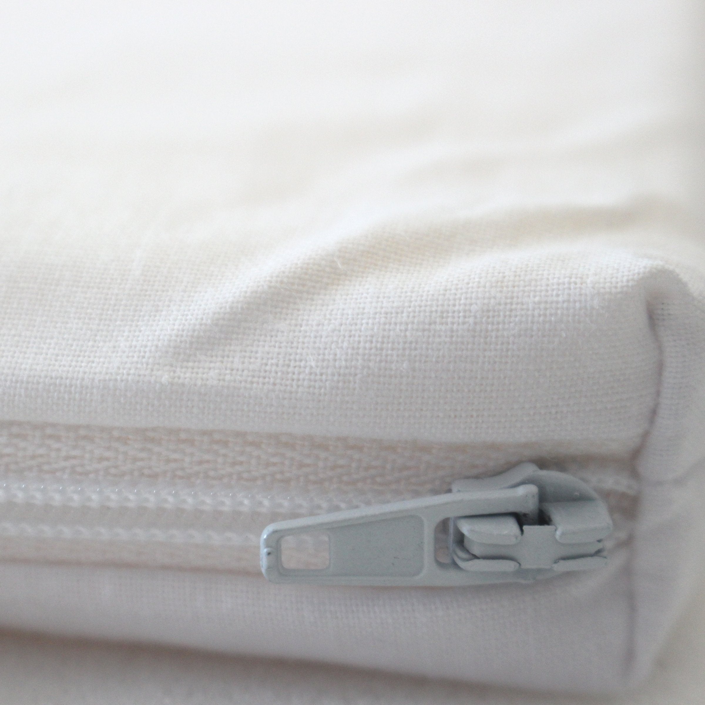 A zipper on a mattress topper